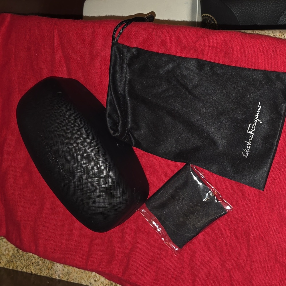 Sunglasses case, cleaning cloth and sunglasses pouch